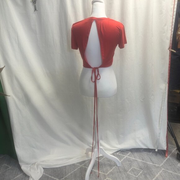 Blush Mark Size Medium Red Cropped Tee Tie-Back - Picture 9 of 13